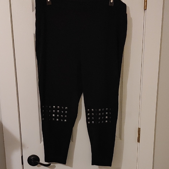 Torrid Black Capri Leggings with Studded Accents Womens size 4 *repair, see pics - Picture 4 of 6